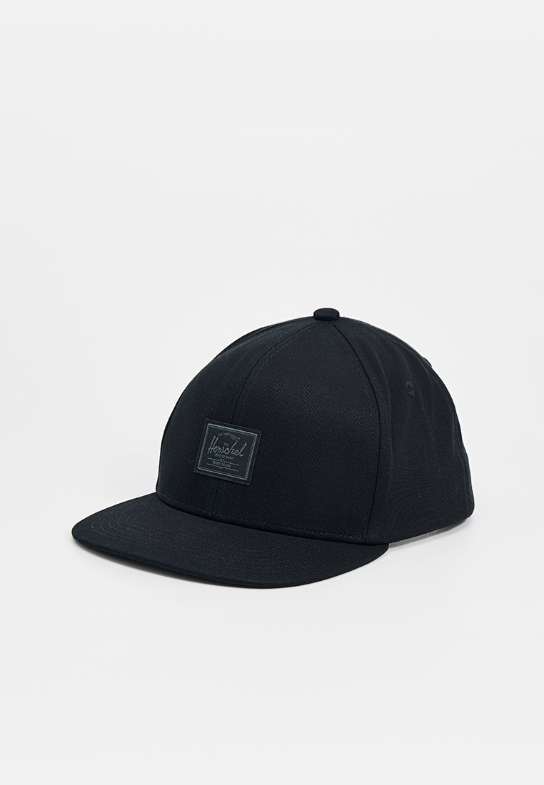 Zwarte baseballcap van stof met een vlakke rand. Heeft een rechthoekige logopatch in donkergroen aan de voorkant. Eenvoudig en gestructureerd ontwerp.
