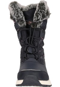 Marineblauer Winterstiefel mit einem Kragen aus Kunstfell, strukturiertem Obermaterial mit Sternenmuster, Schnürverschluss und grauer Gummisohle.