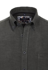 Tmavě šedá lněná košile má límeček na knoflíky, přední kapsu a vnitřní podšívku s květinovým vzorem. Volný střih s ladícími knoflíky.