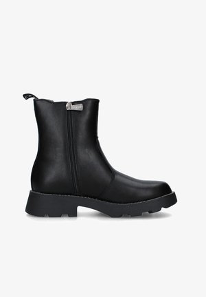 Stivaletti alla caviglia in pelle nera con cerniera laterale, suola chunky e tomaia testurizzata. Presentano un tirante sul retro e dettagli cuciti.