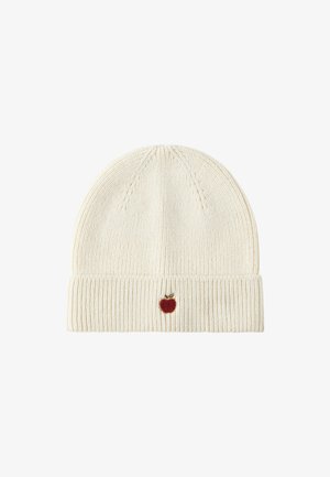 Witte gebreide beanie met ribbelstructuur, met een kleine geborduurde rode appel met een groen blad aan de voorkant.