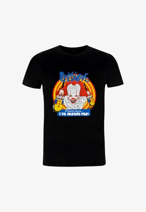 Camiseta negra de algodón con un estampado gráfico colorido de un payaso con cabello rojo, rodeado de texto y otras figuras de payasos.