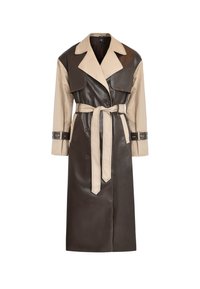 Tweedelige trenchcoat met donkerbruine en beige panelen, een ceintuur in de taille, dubbelgeknoopt knopen, en grote revers. Glad lederen textuur.