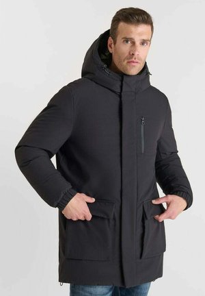 Parka noir isolée avec capuche, dotée de poches zippées et à rabat, de poignets élastiques et d'une finition lisse et mate.