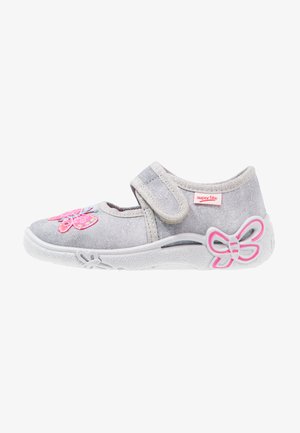 GRAUE STOFFSCHUHE MIT EINEM VELCRO- RIER UND EINE ROSA BESTICKUNG IN FORM EINER SCHMETTERLINGE. VERFÜGT ÜBER EINE WEISSE GUMMISOLE MIT BLUMENDETAILS.