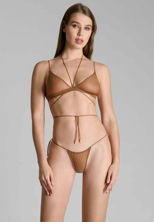 Braunes, durchsichtiges Bikini-Set mit einem dreieckigen Oberteil mit dünnen Trägern und verstellbaren Bindebändern, ergänzt durch einen minimalen Tanga-Slip mit seitlichen Bindebändern.