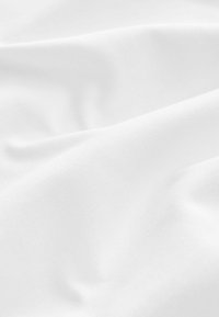 Witte stof met een gladde textuur, voorzien van een subtiel ribbelpatroon en een zachte draping, die de lichte en zachte eigenschappen benadrukt.