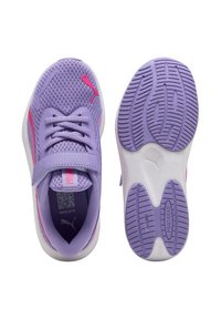 Paarse sportieve schoenen met een bovenwerk van mesh en roze accenten. Beschikt over een vetersluiting en een rubberen patroonzool voor grip.
