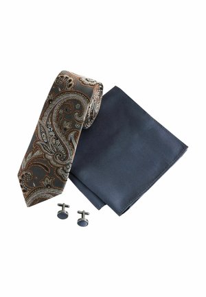 Brun paisley slips, mörkblå näsduk och silverfärgade manschettknappar. Slipsen har intrikata mönster; näsduken har en slät yta.