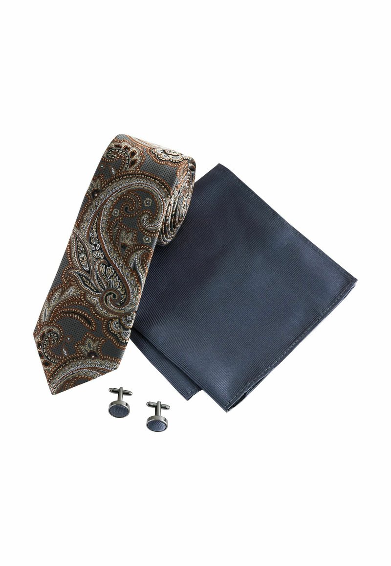 Braune Paisley-Krawatte, dunkelblaue Einstecktuch und silberne Manschettenknöpfe. Die Krawatte zeigt komplizierte Muster; das Einstecktuch hat eine glatte Textur.