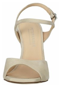 Sandalo con tacco alto in suede beige, con punta aperta, ampia fascia incrociata, cinturino alla caviglia con fibbia e rivestimento interno liscio.