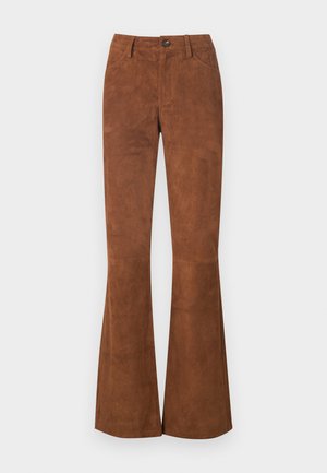 Pantaloni a campana marroni realizzati in un materiale simile alla pelle scamosciata, con chiusura frontale a bottone, passanti per cintura e due tasche frontali. Texture liscia in tutta la superficie.