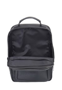 Zwarte leren rugzak met een ritsluiting, een soepele binnenvoering, een bovenhandgreep en een buitenvak. Binnenin is er één compartiment.
