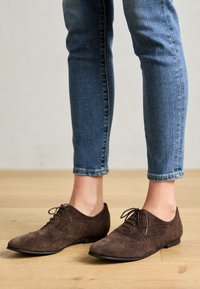 Valgt, dark brown/beige/navy