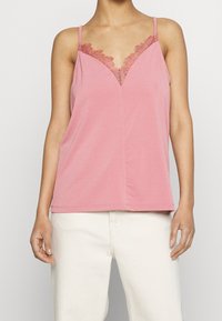 Camisola rosa con pizzo sul colletto, con spalline sottili e una vestibilità comoda, realizzata in un tessuto morbido e leggero.