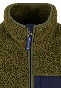 Grüne Fleecejacke mit hohem Kragen, strukturiertem Material, Frontreißverschluss und einem dunkelblauen Paneel auf der linken Seite. Reißverschluss mit der Marke "ZOO YORK."