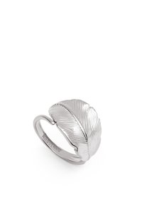 Silberner ring in Blattform mit geätzten Details, offenem Design, glattem Band und polierter Oberfläche. Verfügt über eine realistische Blattstruktur.