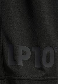 Svart textil med en jämn yta och en framträdande, matt svart "LP10®"-logotyp samt synliga sömnadsdetaljer.