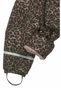 Leopardenmuster-Außenkleidung in Brauntönen und Schwarz, mit einem pinken Futter, elastischen Bündchen und einem reflektierenden Streifen für Sichtbarkeit.