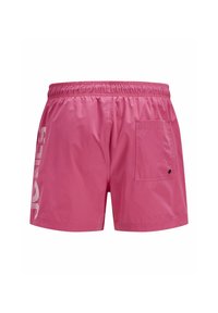 Roze zwemshorts van lichtgewicht stof, met een elastische tailleband, een achterzak en diagonale witte strepen langs één kant.