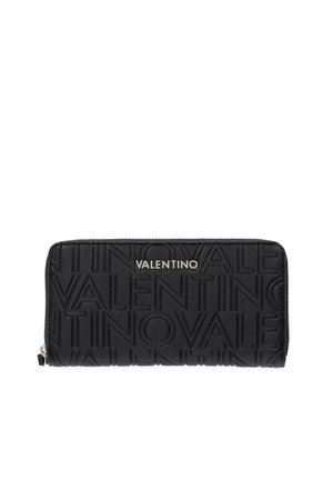 Cartera de cuero negro con patrón de logotipo en relieve y herrajes plateados. Forma rectangular con cierre de cremallera y acabado texturizado.