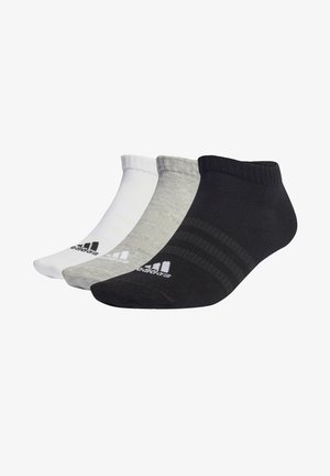 Drei Paar Knöchelsocken in Weiß, Grau und Schwarz. Hergestellt aus strukturiertem Material mit geripptem Bündchen und Logodetail auf jeder Socke.