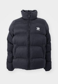 Marineblauwe pufferjack met hoge kraag, ritssluiting en wit Adidas-logo op de borst. Beschikt over gestikte panelen en een gladde, glanzende textuur.