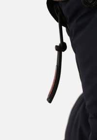 Marineblå softshell-jakke med mat finish, der har en opretstående krave, lynlås foran, justerbar snor og silikone-logo detalje.