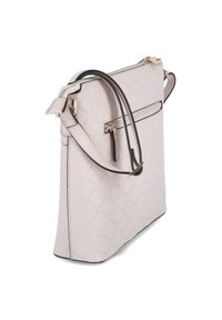 Hellrosa Handtasche mit strukturiertem Muster, goldenen Hardware-Akzenten, verstellbarem schwarzen Trageriemen und Reißverschlussverschluss. Kompakte rechteckige Form.