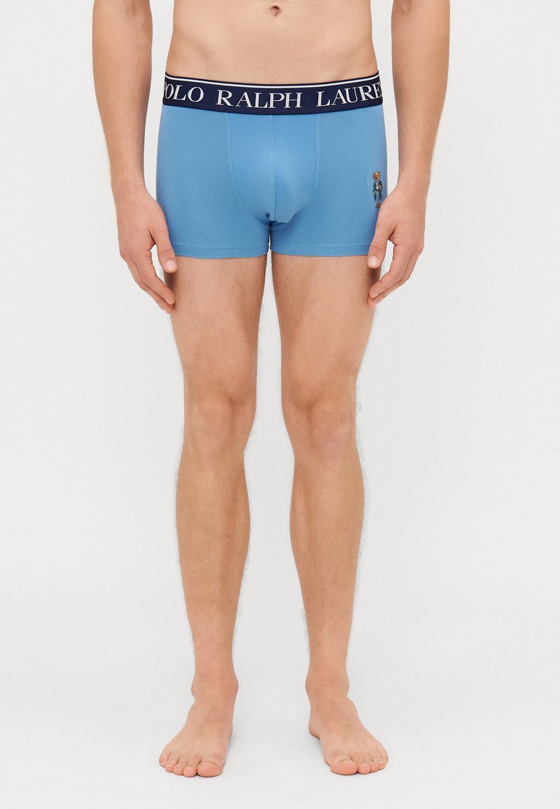 Boxeri ușor albaștri, confecționați dintr-un material moale, având un elastic de culoare bleumarin cu logo-ul "POLO RALPH LAUREN" și un mic detaliu brodat.