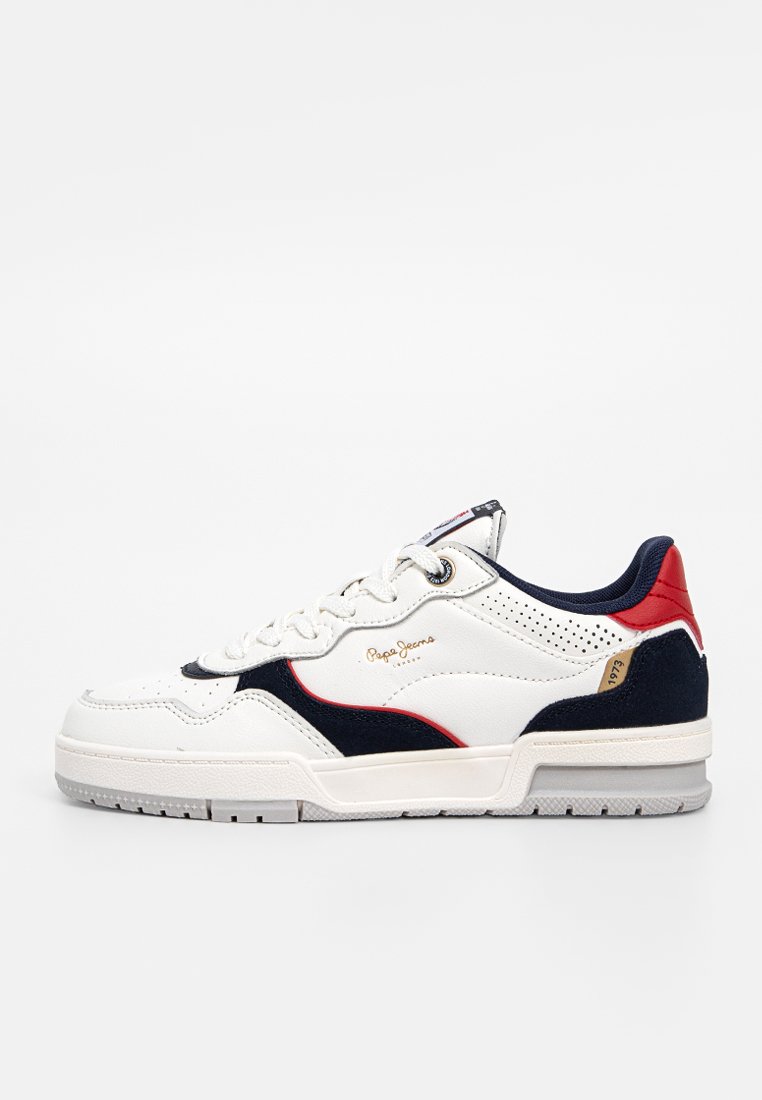 Witte lage sneakers met marineblauwe en rode details, geperforeerde kraag, vetersluiting en het "Pepe Jeans" logo aan de zijkant.