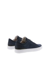 Marineblauwe suède sneakers met witte rubberen zolen, ronde veters en subtiele accenten. De gladde textuur en het eenvoudige ontwerp benadrukken de moderne stijl.