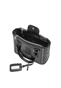 Czarna skórzana torba na ramię z zapięciem na zamek, dwoma uchwytami, ćwiekami na boku oraz zawieszką bagażową. Wnętrze wykonane jest z czarnej tkaniny.