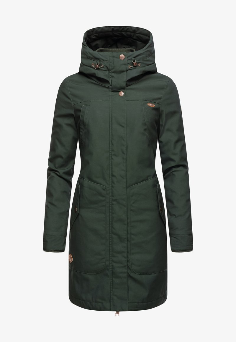 Dolga temno zelena bunda s kapuco, z zadrgo in gumbom, dvema velikima sprednjima žepoma in rjavimi detajli. Gladek material in prilegajoč dizajn.