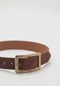 Ceinture en cuir marron avec une finition texturée, dotée d'une boucle rectangulaire en laiton et de trous d'ajustement le long de la sangle.