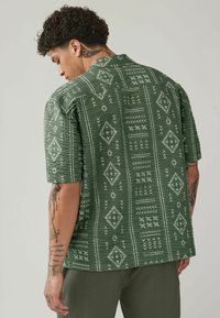 Next PRINTED NAVAJO STYLE SHORT SLEEVE - REGULAR FIT - Vapaa-ajan kauluspaita - khaki green
