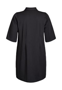 Zwart polokleed met korte mouwen, met een klassieke kraag en een A-lijn silhouet, gepresenteerd vanuit de achterkant tegen een witte achtergrond.