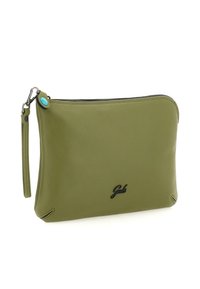 Pocca in pelle verde oliva con chiusura a zip, fascia da polso e piccolo logo del marchio in rilievo sulla parte anteriore.