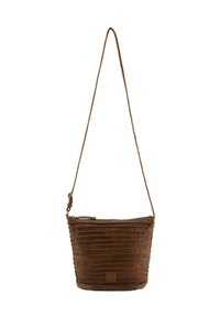 Borsa a secchiello in pelle marrone con pieghe orizzontali, tracolla regolabile, chiusura con zip e una piccola etichetta con logo sul davanti.