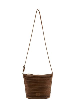 Sac seau en cuir marron avec des plis horizontaux, une bandoulière réglable, une fermeture zippée et un petit patch logo à l'avant.