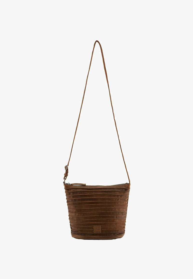 Borsa a secchiello in pelle marrone con pieghe orizzontali, tracolla regolabile, chiusura con zip e una piccola etichetta con logo sul davanti.