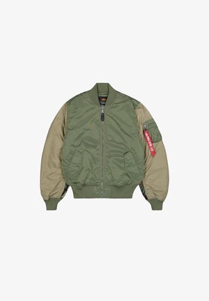 Olivno zeleno bomberska jakna s kontrastnimi bež rokavi, sprednjim zadrgo, rebrastimi manšetami in stranskimi žepi. Ima tudi rdečo oznako na rokavu.