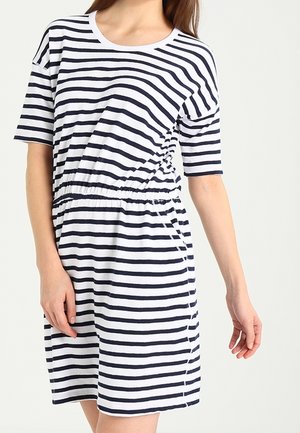 Robe rayée en coton bleu marine et blanc, avec manches courtes, taille élastique et coupe décontractée. Design casual avec des rayures horizontales.
