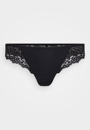 Zwarte panties met kant, voorzien van een gladde stof aan de voorkant en een ingewikkeld bloemenkant aan de zijkanten, met golvende randen.