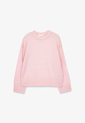 Mehakno roza pleteni pulover z dolgimi rokavi, rebrastimi manšetami, robom in okroglo ovratnikom, ležal na beli podlagi.