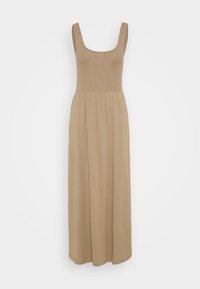 Bezramenné béžové maxi šaty s kulatým výstřihem a přiléhavým živůtkem, s volně splývající sukní, vystavené na bílém pozadí.