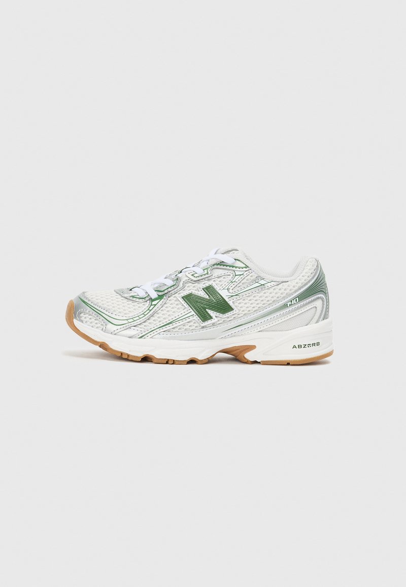 Scarpa da corsa argento e verde con tomaia in rete, lacci bianchi e suola in gomma naturale. Presenta il logo "N" e il marchio "ABZORB" nel tallone.