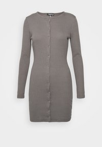 Vestido de mangas compridas, canelado, em cinza, com gola redonda e frente cheia de botões. Apresenta uma silhueta ajustada e uma textura suave.
