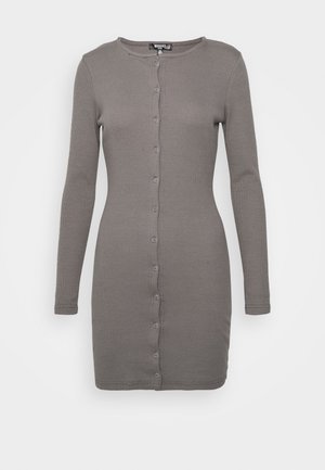 Vestido de mangas compridas, canelado, em cinza, com gola redonda e frente cheia de botões. Apresenta uma silhueta ajustada e uma textura suave.