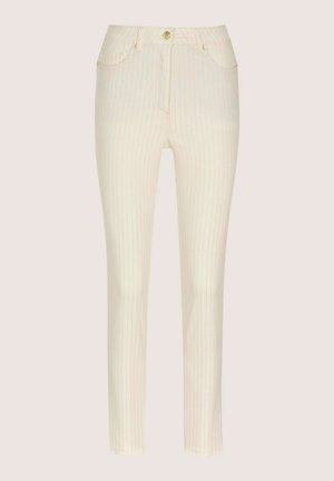 Licht crèmekleurige broek met verticale krijtstrepen, slim fit, vijfzakkenontwerp, goudkleurige knoop en hardware details, gladde textuur.
